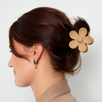 Solid color matte daisy flower hair clip fuchsia Resin